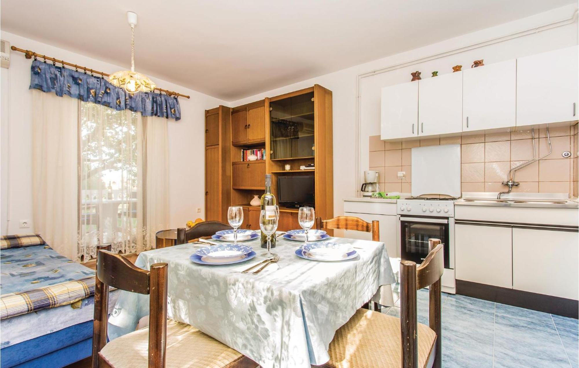 1 Bedroom Awesome Apartment In Malinska Exterior foto