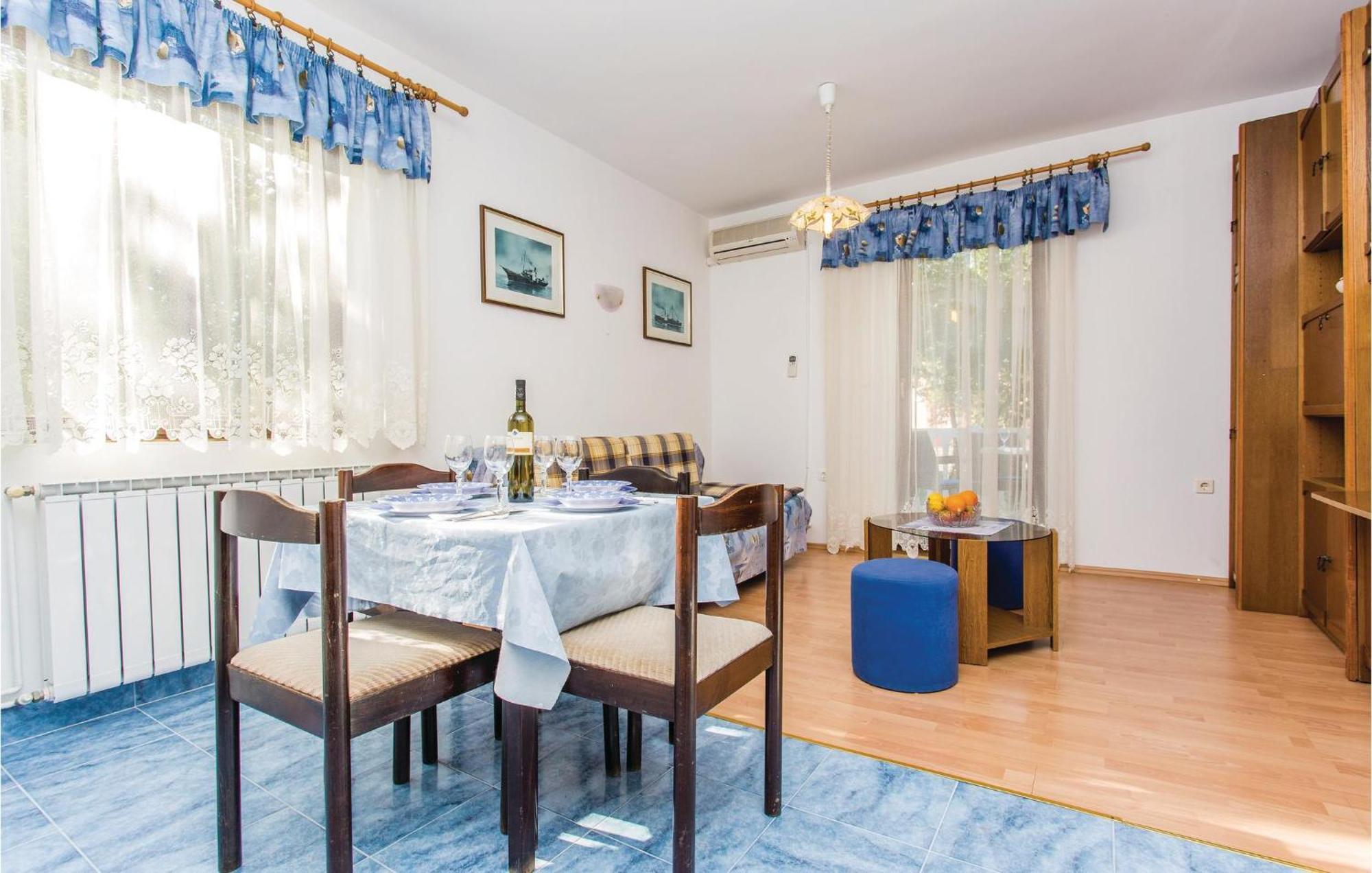 1 Bedroom Awesome Apartment In Malinska Exterior foto
