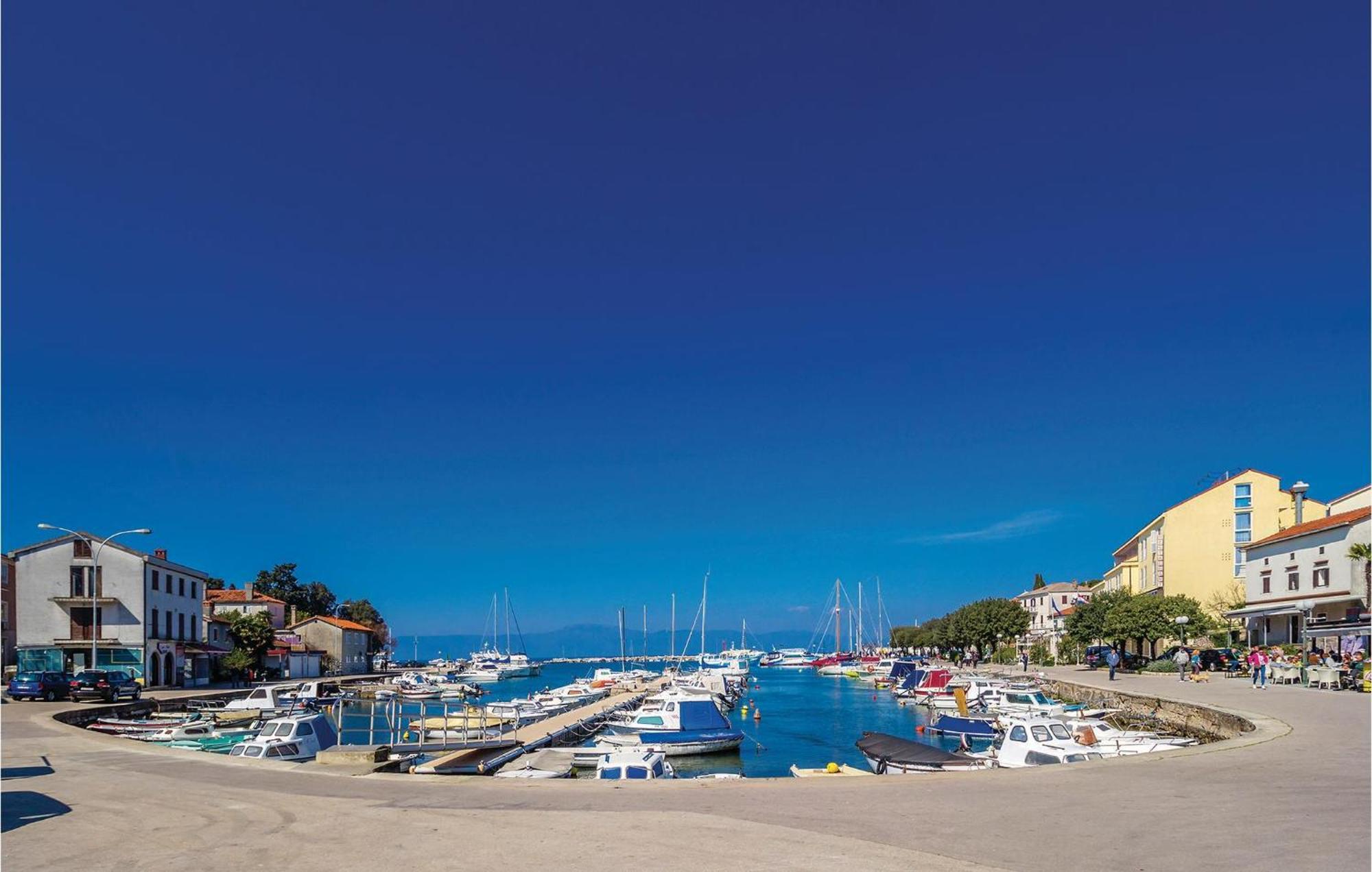 1 Bedroom Awesome Apartment In Malinska Exterior foto